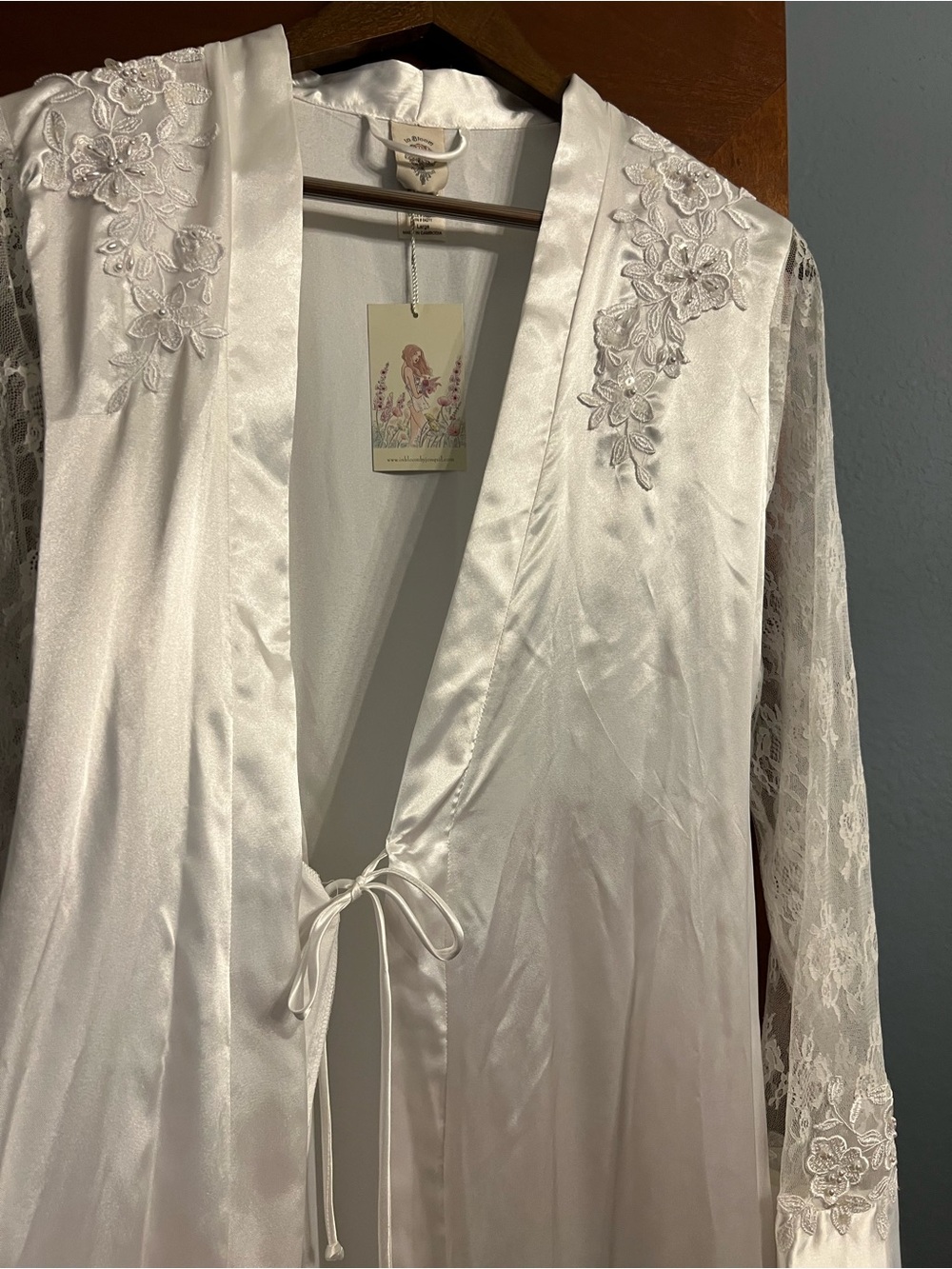 Lily Bloom Ivory Satin Robe with Floral Lace Shoulders - Picture 5 of 11